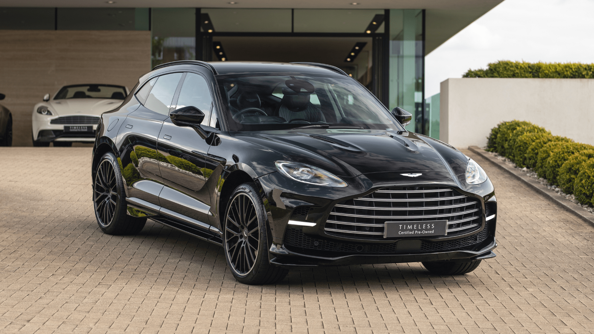 Aston Martin DBX 707