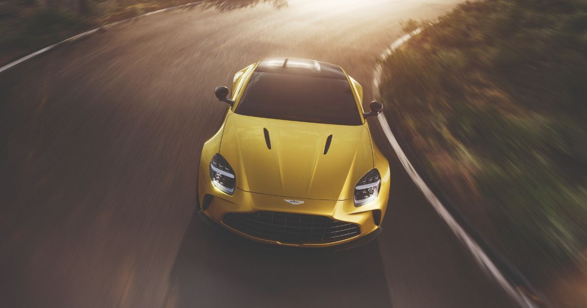 Aston Martin Vantage 2024 Race