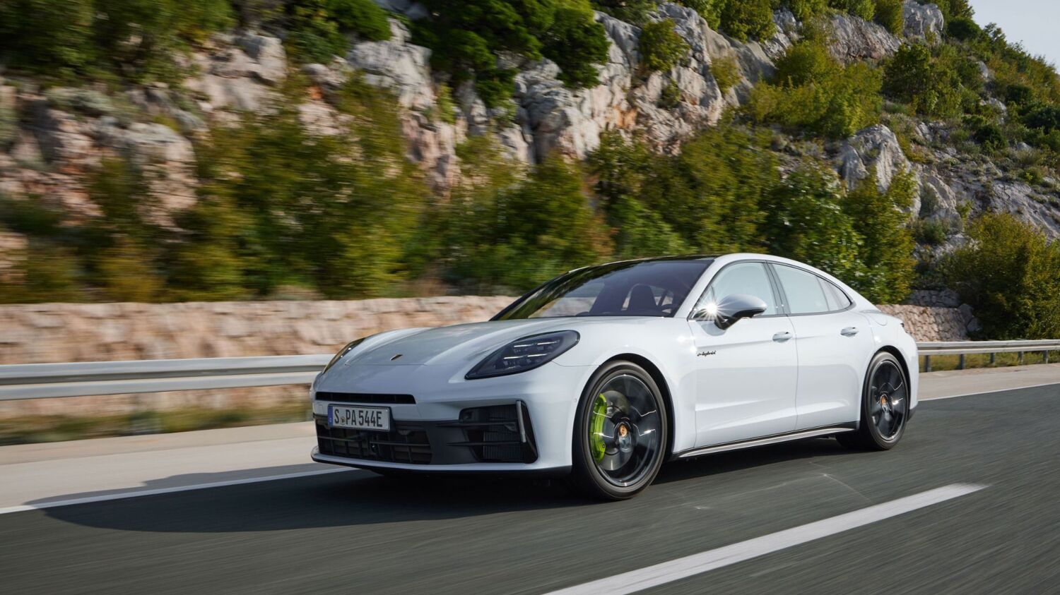 Porsche Panamera Hybrid Driving 2024